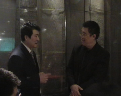 与中华新闻报副社长平生先生交谈